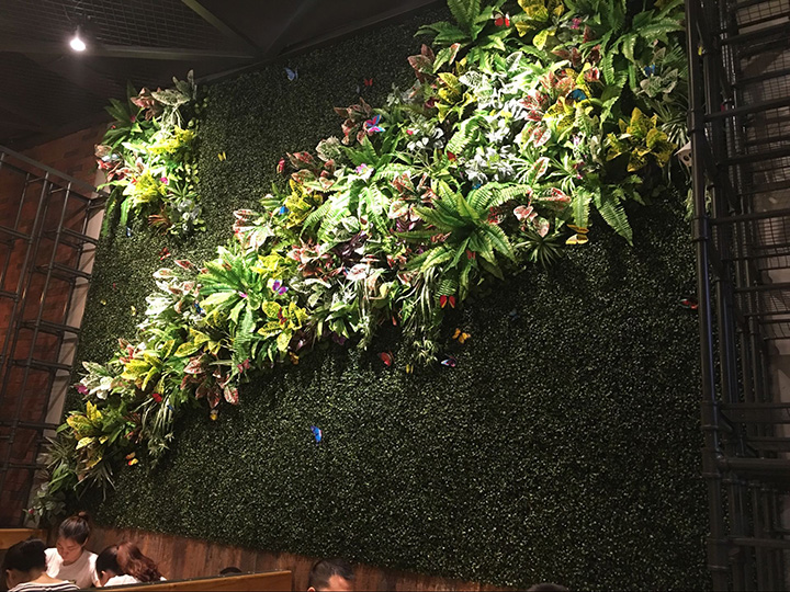 仿真植物墻裝飾的就餐環(huán)境